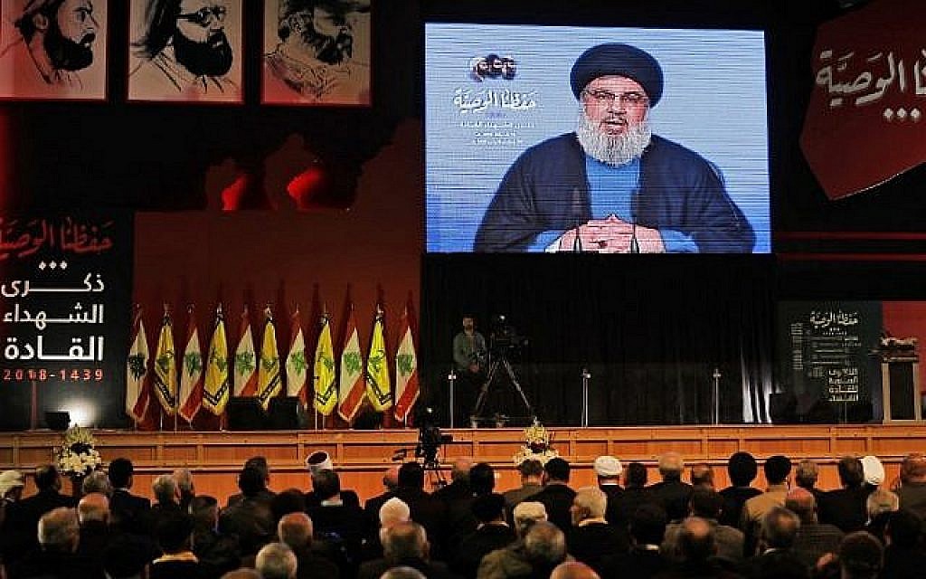 Le chef du Hezbollah Hassan Nasrallah prononce un discours télévisé lors d'une cérémonie tenue par le groupe terroriste à Beyrouth en commémoration de ses dirigeants assassinés, le 16 février 2018 (AFP Photo / Joseph Eid)