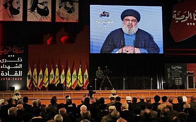 Le chef du Hezbollah Hassan Nasrallah prononce un discours télévisé lors d'une cérémonie tenue par le groupe terroriste à Beyrouth en commémoration de ses dirigeants assassinés, le 16 février 2018 (AFP Photo / Joseph Eid)