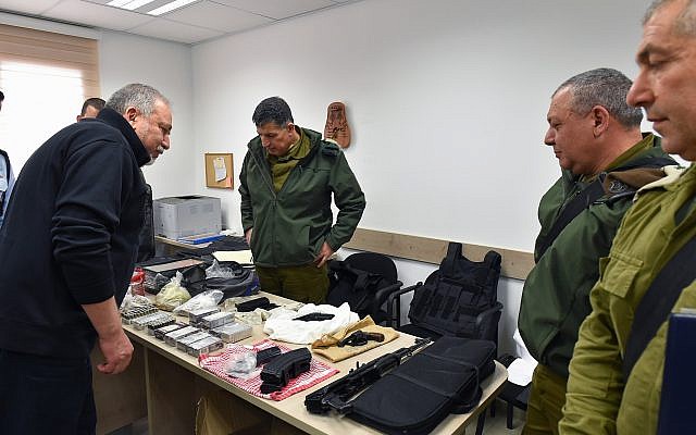 Le ministre de la Défense Avigdor Liberman, (à gauche), inspecte les armes à feu et le matériel militaire saisis lors d'une opération de l'armée à Hébron, en présence du responsable des relations avec les Palestiniens, le général Yoav Mordechai, (au centre), le chef d'état-major de l'armée israélienne, le général Gadi Eizenkot, (centre-droit) et le chef sortant du commandement central de l'armée israélienne, le général Roni Numa (à droite), lors d'une visite à Hébron le 27 février 2018. (Ariel Hermoni/Ministère de la Défense) Le ministre de la Défense Avigdor Liberman, (à gauche), inspecte les armes à feu et le matériel militaire saisis lors d'une opération de l'armée à Hébron, en présence du responsable des relations avec les Palestiniens, le général Yoav Mordechai, (au centre), le chef d'état-major de l'armée israélienne, le général Gadi Eizenkot, (centre-droit) et le chef sortant du commandement central de l'armée israélienne, le général Roni Numa (à droite), lors d'une visite à Hébron le 27 février 2018. (Ariel Hermoni/Ministère de la Défense)