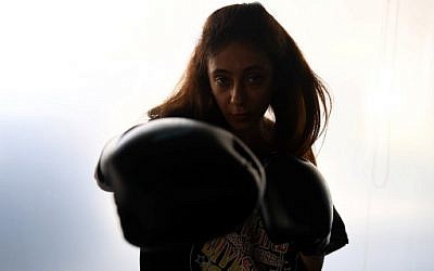 Halah Alhamrani, 41 ans, propriétaire d'une salle de gym saoudienne, s'entraîne dans son centre de fitness de la ville côtière de Djeddah, le 19 février 2018 (AFP PHOTO / AMER HILABI)