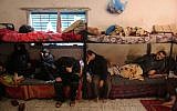 Les Palestiniens qui sont incapables de rembourser leurs dettes sont assis dans une cellule dans une prison du Hamas dans la ville de Gaza le 20 février 2018 (Crédit : AFP PHOTO / MAHMUD HAMS)