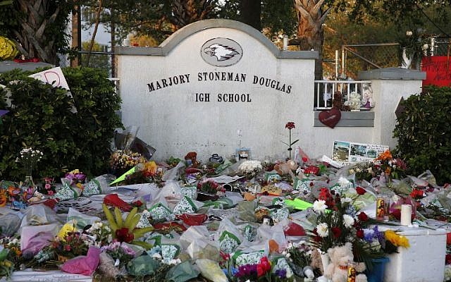 Des fleurs, des bougies et des souvenirs sont exposés à l'extérieur d'un monument de fortune à l'école secondaire Marjory Stoneman Douglas High School, à Parkland, en Floride, le 27 février 2018. (AFP PHOTO / RHONA WISE) Des fleurs, des bougies et des souvenirs sont exposés à l'extérieur d'un monument de fortune à l'école secondaire Marjory Stoneman Douglas High School, à Parkland, en Floride, le 27 février 2018. (AFP PHOTO / RHONA WISE)