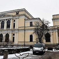 Cette photographie prise le 22 février 2018 montre le musée national de Bosnie-Herzégovine de Sarajevo où la fameuse  Haggadah de Sarajevo a été placée dans un nouvel espace permettant de conserver cet objet, l'un des plus précieux du musée,. (Crédit : AFP/Elvis Barukcic)