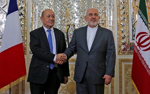 Le ministre iranien des Affaires étrangères, Mohammad Javad Zarif (à droite), serre la main du ministre français des Affaires étrangères, Jean-Yves Le Drian, lors de leur rencontre à Téhéran, capitale de l'Iran, le 5 mars 2018. (AFP / ATTA KENARE) Le ministre iranien des Affaires étrangères, Mohammad Javad Zarif (à droite), serre la main du ministre français des Affaires étrangères, Jean-Yves Le Drian, lors de leur rencontre à Téhéran, capitale de l'Iran, le 5 mars 2018. (AFP / ATTA KENARE)