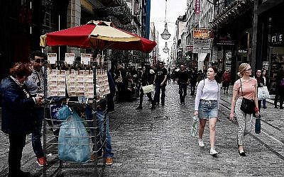 Des passants dans la principale rue commerciale d'Athènes, le 5 mars 2018 (Crédit : AFP / LOUISA GOULIAMAKI)