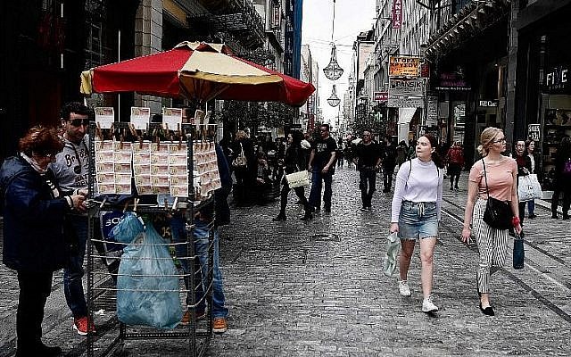 Des passants dans la principale rue commerciale d'Athènes, le 5 mars 2018 (Crédit : AFP / LOUISA GOULIAMAKI)