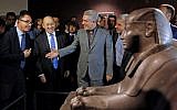 Jean-Luc Martinez (à gauche), président du musée du Louvre, Jean-Yves Le Drian (au centre), ministre français des Affaires étrangères, et Ali Asghar Mounesan, vice-président iranien du patrimoine culturel, présentent une exposition de 50 œuvres du Louvre au Musée national d’Iran, dans le centre de Téhéran, le 5 mars 2018 (PHOTO AFP / ATTA KENARE)