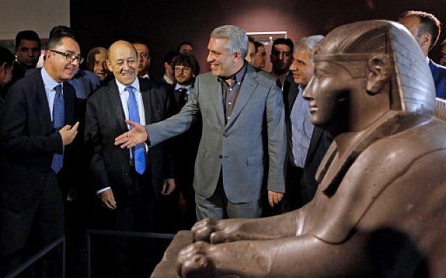 Jean-Luc Martinez (à gauche), président du musée du Louvre, Jean-Yves Le Drian (au centre), ministre français des Affaires étrangères, et Ali Asghar Mounesan, vice-président iranien du patrimoine culturel, présentent une exposition de 50 œuvres du Louvre au Musée national d’Iran, dans le centre de Téhéran, le 5 mars 2018 (PHOTO AFP / ATTA KENARE)