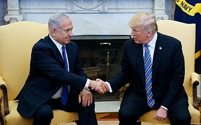 Le président américain Donald Trump serre la main du Premier ministre israélien Benjamin Netanyahu dans le bureau ovale de la Maison-Blanche, le 5 mars 2018 (AFP Photo / Mandel Ngan)