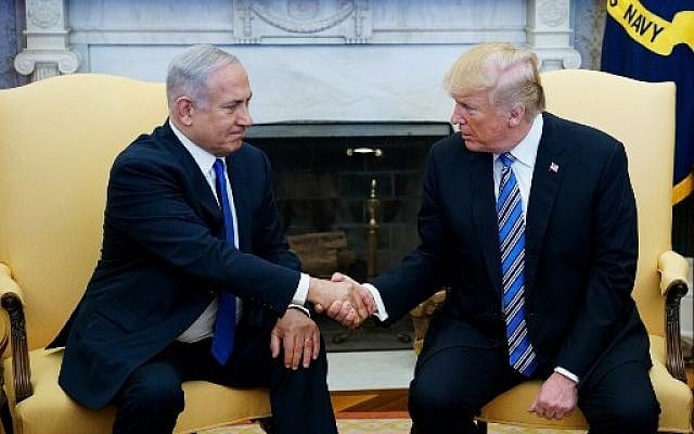 Le président américain Donald Trump serre la main du Premier ministre israélien Benjamin Netanyahu dans le bureau ovale de la Maison-Blanche, le 5 mars 2018 (AFP Photo / Mandel Ngan) Le président américain Donald Trump serre la main du Premier ministre israélien Benjamin Netanyahu dans le bureau ovale de la Maison-Blanche, le 5 mars 2018 (AFP Photo / Mandel Ngan)