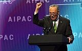 Le sénateur démocrate de New York et chef de la minorité démocrate au Sénat, Chuck Schumer, prend la parole à la conférence politique de l'American Israel Public Affairs Committee (AIPAC) à Washington, DC, le 5 mars 2018. (Crédit : AFP Photo/Nicholas Kamm)