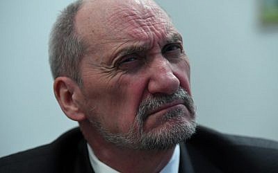 Antoni Macierewicz, historien de 69 ans et dissent anti-communiste devenu politicien conservateur et ministre de la défense entre 2015 et 2017, photographié ici le 20 février 2018 dans son bureau de Varsovie (Crédit : AFP PHOTO / JANEK SKARZYNSKI)