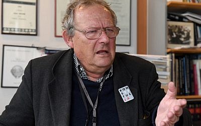 Adam Michnik, un dissident éminent de l'ère communiste dorénavant rédacteur en chef de la Gazeta Wyborcza, le journal libéral majeur en Pologne, à son bureau le 23 février 2018 à Varsovie (Crédit :  AFP PHOTO / JANEK SKARZYNSKI