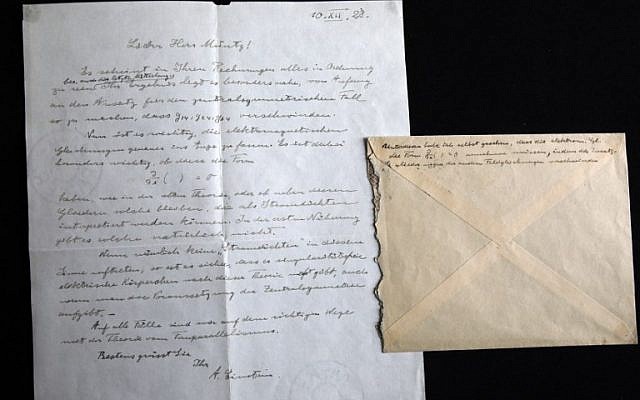 Une photo montrant une lettre signée d'Albert Einstein, physicien et Prix Nobel, datée de 1928 concernant la formalisation du "troisième stade de la théorie de la relativité" à la société de vente aux enchères Winner's de Jérusalem , le 6 mars 2018 (Crédit : AFP PHOTO / MENAHEM KAHANA