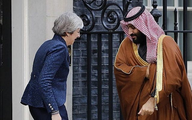 La Première ministre britannique Theresa May, à gauche, salue le prince héritier Mohammed bin Salmanà droite, à l'entrée du 10 Downing Street dans le centre de Londres, le 7 mars 2018 (Crédit : AFP PHOTO / Tolga AKMEN) La Première ministre britannique Theresa May, à gauche, salue le prince héritier Mohammed bin Salmanà droite, à l'entrée du 10 Downing Street dans le centre de Londres, le 7 mars 2018 (Crédit : AFP PHOTO / Tolga AKMEN)