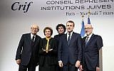 (A partir de la gauche) Serge Klarsfeld et son épouse Beate Klarsfeld, son fils, l'avocat franco-israélien Arno Klarsfeld, le président français Emmanuel Macron et le président du CRIF Francis Kalifat lors du 33e dîner annuel du Conseil représentatif des institutions juives de France (CRIF), le 7 mars 2018, à Paris. (Crédit : AFP PHOTO / POOL / MARIN LUDOVIC)