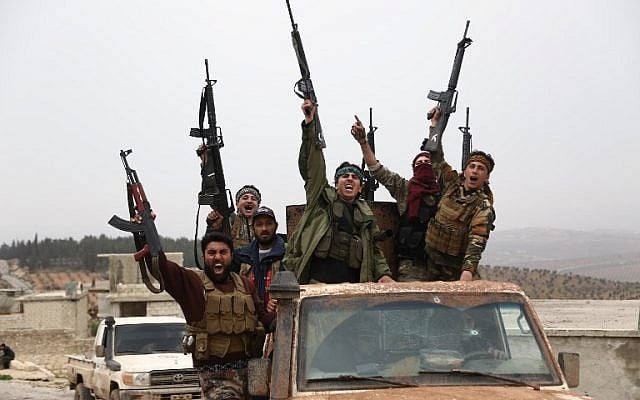 Des rebelles syriens soutenus par la Turquie font signe en descendant une route dans la région de Hallubi, au nord d'Afrin, le 8 mars 2018. (AFP PHOTO / Nazeer al-Khatib) Des rebelles syriens soutenus par la Turquie font signe en descendant une route dans la région de Hallubi, au nord d'Afrin, le 8 mars 2018. (AFP PHOTO / Nazeer al-Khatib)