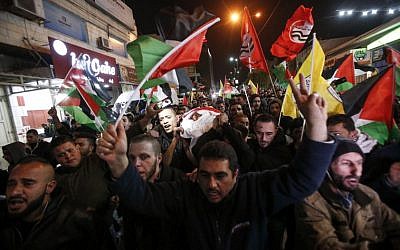 Des Palestiniens transportent la dépouille de Mohammed al-Jabari, 24 ans, qui a été tué par balles par les forces israéliennes, lors d'une procession organisée dans les rues de la ville de Hébron, en Cisjordanie, le 9 mars 2018 (Crédit : / AFP PHOTO / HAZEM BADER)