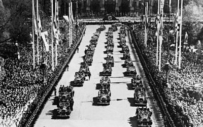Cette photo prise le 10 avril 1938 montre des soldats allemands paradant à Vienne devant le Burgtheater, célébrant le plébiscite demandant aux Autrichiens de ratifier l'Anschluss et l'annexion de l'Autriche au sein de la grande Allemagne (Crédit :  / AFP PHOTO / FRANCE PRESSE VOIR / STRINGER