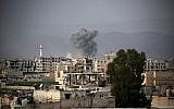 De la fumée suite aux bombardements du gouvernement syrien d'Arbin, dans l'enclave détenue par les rebelles de la Ghouta orientale, le 10 mars 2018 (Crédit :  AFP PHOTO / Ammar SULEIMAN)