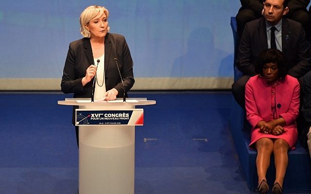 La présidente du parti d'extrême-droite français Marine Le Pen lors du congrès de son parti à Lille, dans le nord de la France, après sa réélection à la tête du parti pour la troisième fois, le 11 mars 2018 (Crédit : AFP PHOTO / PHILIPPE HUGUEN) La présidente du parti d'extrême-droite français Marine Le Pen lors du congrès de son parti à Lille, dans le nord de la France, après sa réélection à la tête du parti pour la troisième fois, le 11 mars 2018 (Crédit : AFP PHOTO / PHILIPPE HUGUEN)