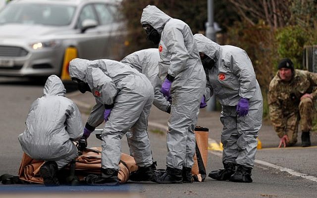 Des militaires britanniques portant une combinaison de protection travaillent pour évacuer un véhicule lié à l'attaque de l'agent neurotoxique du 4 mars à Salisbury, dans le sud-est de l'Angleterre, le 14 mars 2018. (Adrian DENNIS/AFP) Des militaires britanniques portant une combinaison de protection travaillent pour évacuer un véhicule lié à l'attaque de l'agent neurotoxique du 4 mars à Salisbury, dans le sud-est de l'Angleterre, le 14 mars 2018. (Adrian DENNIS/AFP)