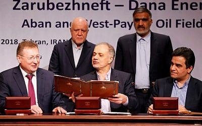 Le ministre iranien du Pétrole, Bijan Namadar Zanganeh (au fond à gauche) et le président de la Commission iranienne de l'énergie Fereydoun Hasanwand (au fond à droite), accompagnés de Segey Kudryashov, directeur général de Zaubezhneft (à gauche), Ali Kardor, directeur exécutif de la Compagnie pétrolière nationale iranienne (au centre), et Mohammad Iravani, président de Dana Energy (à droite), signent un accord pétrolier à Téhéran, le 14 mars 2018 (PHOTO AFP / ATTA KENARE)