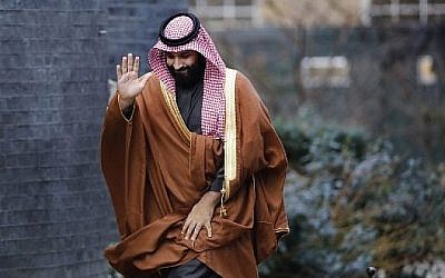 Le prince héritier Mohammed bin Salman d'Arabie saoudite salue à son arrivée au 10 Downing Street, au centre de Londres. (Crédit : AFP / Tolga AKMEN)