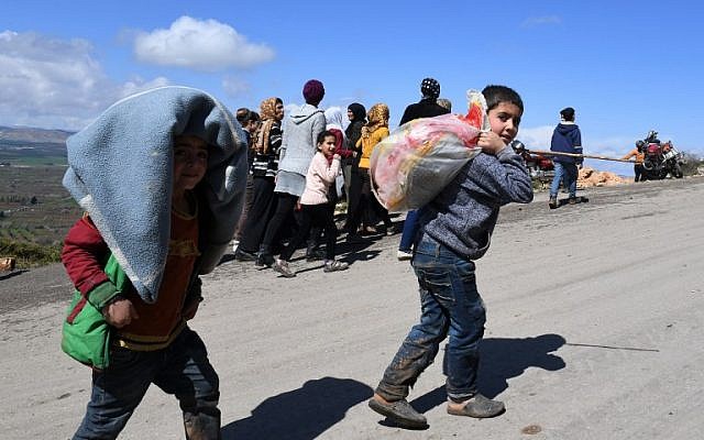 Des civils fuyant la ville d'Afrin dans le nord de la Syrie marchent sur la route montagneuse d'al-Ahlam en se dirigeant vers le point de contrôle à az-Ziyarah, dans la partie contrôlée par le gouvernement du nord de la province d'Alep, le 16 mars 2018. (AFP PHOTO / George OURFALIAN) Des civils fuyant la ville d'Afrin dans le nord de la Syrie marchent sur la route montagneuse d'al-Ahlam en se dirigeant vers le point de contrôle à az-Ziyarah, dans la partie contrôlée par le gouvernement du nord de la province d'Alep, le 16 mars 2018. (AFP PHOTO / George OURFALIAN)
