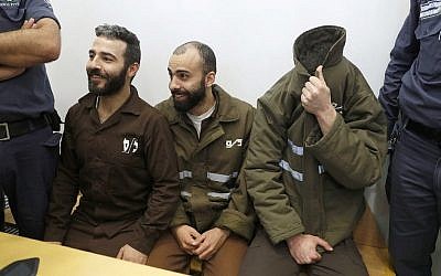 Romain Franck (D), 24 ans, employé au consulat de France, et les Palestiniens Moufak al-Ajluni (G) et Mohamed Katout (C) comparaissent devant le tribunal de la ville israélienne de Haïfa le 19 mars 2018, pour faire face à des accusations de contrebande d'armes à Gaza (Crédit : AFP / JACK GUEZ)