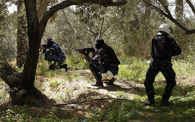 Des policiers du Hamas lors des affrontements à Nousseirat, qui ont conduit à l'arrestation de l'auteur présumé de l'attentat contre le Premier ministre de l'AP Rami Hamdallah, le 22 mars 2018. (Crédit : AFP / MAHMUD HAMS) Des policiers du Hamas lors des affrontements à Nousseirat, qui ont conduit à l'arrestation de l'auteur présumé de l'attentat contre le Premier ministre de l'AP Rami Hamdallah, le 22 mars 2018. (Crédit : AFP / MAHMUD HAMS)