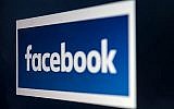 Un écran d'ordinateur affiche le logo du site de réseau social Facebook, le 22 mars 2018. (AFP Photo/Oili Scarff)