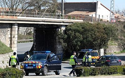 Des gendarmes français bloquent l'accès à Trebes, où un homme a pris des otages dans un supermarché, le 23 mars 2018 à Trebes, dans le sud-ouest de la France (Crédit : AFP / Eric Cabanis)