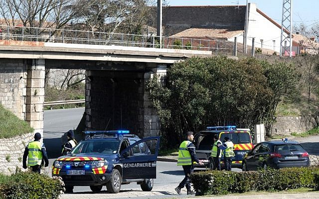 Des gendarmes français bloquent l'accès à Trebes, où un homme a pris des otages dans un supermarché, le 23 mars 2018 à Trebes, dans le sud-ouest de la France (Crédit : AFP / Eric Cabanis) Des gendarmes français bloquent l'accès à Trebes, où un homme a pris des otages dans un supermarché, le 23 mars 2018 à Trebes, dans le sud-ouest de la France (Crédit : AFP / Eric Cabanis)