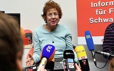 Une photo de la gynécologue allemande Kristina Haenel s'adressant à des journalistes lors d'une conférence de presse de Change.org à Berlin, après qu'un tribunal allemand lui a infligé une amende de 6 000 euros pour avoir indiqué sur son site qu'elle pratiquait les avortements. Haenel a juré que "cela ne pouvait pas continuer comme ça" (Crédit : AFP PHOTO / dpa / Maurizio Gambarini / Germany OUT)
