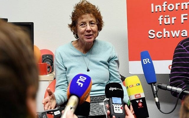 Une photo de la gynécologue allemande Kristina Haenel s'adressant à des journalistes lors d'une conférence de presse de Change.org à Berlin, après qu'un tribunal allemand lui a infligé une amende de 6 000 euros pour avoir indiqué sur son site qu'elle pratiquait les avortements. Haenel a juré que "cela ne pouvait pas continuer comme ça" (Crédit : AFP PHOTO / dpa / Maurizio Gambarini / Germany OUT)