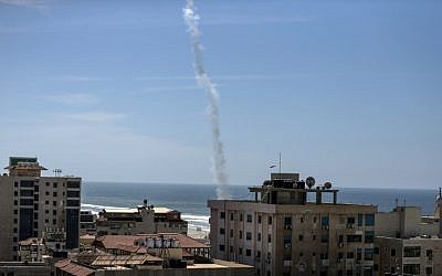 La fumée d'une roquette lancée par des militants palestiniens du Hamas s'élève à Gaza City le 25 mars 2018 dans le cadre de manoeuvres militaires (Crédit :  AFP PHOTO / MAHMUD HAMS)