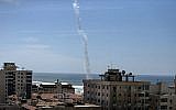 La fumée d'une roquette tirée par des terroristes palestiniens du Hamas est visible au-dessus de la ville de Gaza au cours d'un exercice militaire le 25 mars 2018. (AFP/MAHMUD HAMS)