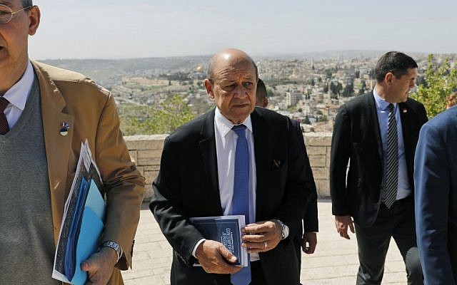 Une photo prise le 26 mars 2018 montre le ministre français des Affaires étrangères, Jean-Yves Le Drian (C) sur le mont Scopus surplombant Jérusalem lors de sa visite en Israël et dans les territoires palestiniens. (Crédit : AFP / Ahmad GHARABLI) Une photo prise le 26 mars 2018 montre le ministre français des Affaires étrangères, Jean-Yves Le Drian (C) sur le mont Scopus surplombant Jérusalem lors de sa visite en Israël et dans les territoires palestiniens. (Crédit : AFP / Ahmad GHARABLI)