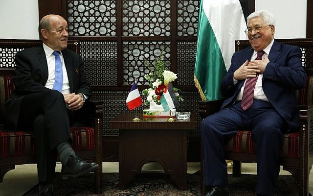 Le ministre français des Affaires étrangères, Jean-Yves Le Drian (à gauche) rencontre le président de l'Autorité palestinienne Mahmoud Abbas à Ramallah, le 26 mars 2018. (Crédit : AFP / ABBAS MOMANI Le ministre français des Affaires étrangères, Jean-Yves Le Drian (à gauche) rencontre le président de l'Autorité palestinienne Mahmoud Abbas à Ramallah, le 26 mars 2018. (Crédit : AFP / ABBAS MOMANI