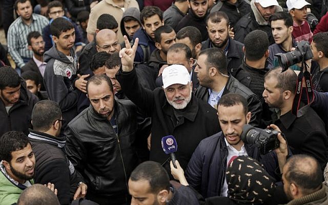 Le leader du Hamas Ismail Haniyeh fait le "V" de la victoire durant une manifestation près de la frontière avec Israël, à l'est de Gaza city, pour commémorer la journée de la Terre, le 30 mars 2018 (Crédit : AFP PHOTO / MAHMUD HAMS) Le leader du Hamas Ismail Haniyeh fait le "V" de la victoire durant une manifestation près de la frontière avec Israël, à l'est de Gaza city, pour commémorer la journée de la Terre, le 30 mars 2018 (Crédit : AFP PHOTO / MAHMUD HAMS)