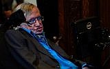 Le scientifique britannique Stephen Hawking lors d'une conférence de presse à Londres, le 20 juillet 2015 (Crédit : AFP photo/Niklas Halle’n)