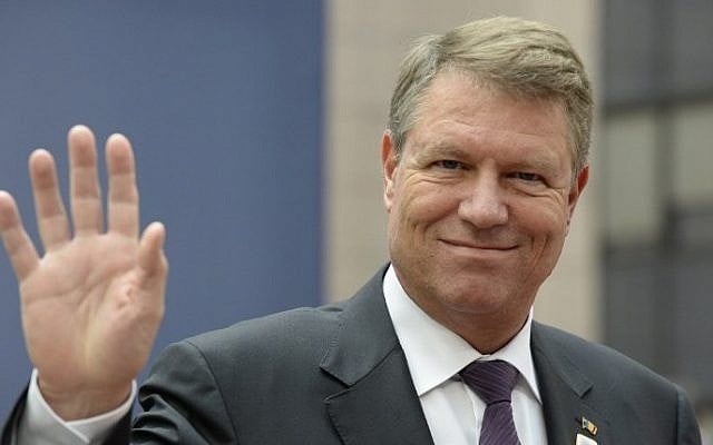 Le président roumain, Klaus Werner Iohannis, fait un geste en arrivant au sommet des dirigeants de l'Union européenne au Conseil européen, à Bruxelles, le 20 octobre 2016. (Crédit : AFP / Thierry Charlier) Le président roumain, Klaus Werner Iohannis, fait un geste en arrivant au sommet des dirigeants de l'Union européenne au Conseil européen, à Bruxelles, le 20 octobre 2016. (Crédit : AFP / Thierry Charlier)