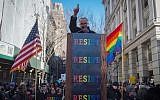 Illustration : Le sénateur américain Charles Schumer s'exprime lors d'un rassemblement devant le Stonewall Inn organisé en solidarité avec les immigrants, les demandeurs d'asile, les réfugiés et la communauté LGBTQ le 4 février 2017 à New York. (Crédit : AFP PHOTO / Bryan R. Smith)