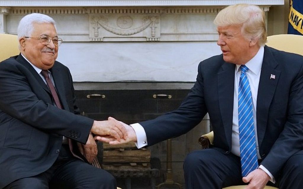 Le président américain Donald Trump rencontre le président de l'Autorité palestinienne Mahmoud Abbas au bureau ovale de la Maison Blanche le 3 mai 2017, à Washington, DC. (AFP PHOTO / MANDEL NGAN) Le président américain Donald Trump rencontre le président de l'Autorité palestinienne Mahmoud Abbas au bureau ovale de la Maison Blanche le 3 mai 2017, à Washington, DC. (AFP PHOTO / MANDEL NGAN)