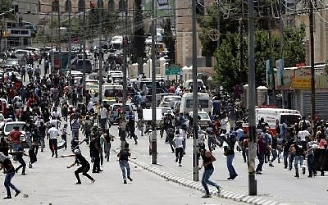 Des Palestiniens lancent des pierres sur les forces de sécurité israéliennes lors des affrontements de la Journée de la Nakba dans la ville de Bethléem, en Cisjordanie, le 15 mai 2017. (AFP Photo/Thomas Coex) Des Palestiniens lancent des pierres sur les forces de sécurité israéliennes lors des affrontements de la Journée de la Nakba dans la ville de Bethléem, en Cisjordanie, le 15 mai 2017. (AFP Photo/Thomas Coex)