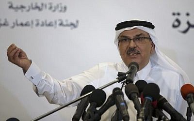 L'ambassadeur du Qatar à Gaza Mohammed al-Emadi s'exprime lors d'une conférence de presse avec le Coordinateur spécial des Nations unies pour le processus de paix au Moyen-Orient, dans la ville de Gaza, le 11 juillet 2017. (Crédit : AFP Photo/Mahmud Hams)