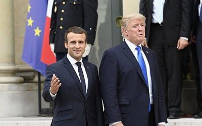 Le président américain Donald Trump (à droite) et le président français Emmanuel Macron (à gauche) sortent après une conférence de presse commune à l'issue des réunions au Palais de l'Elysée à Paris, le 13 juillet 2017. (Crédit : bertrand GUAY / AFP)