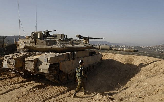 Une photo prise le 16 novembre 2017 montre un soldat israélien marchant à côté d'un char dans une position de l'armée surplombant le sud du Liban dans la ville israélienne de Metula, au nord d'Israël, le long de la frontière israélienne avec le Liban. (AFP PHOTO / MENAHEM KAHANA) Une photo prise le 16 novembre 2017 montre un soldat israélien marchant à côté d'un char dans une position de l'armée surplombant le sud du Liban dans la ville israélienne de Metula, au nord d'Israël, le long de la frontière israélienne avec le Liban. (AFP PHOTO / MENAHEM KAHANA)