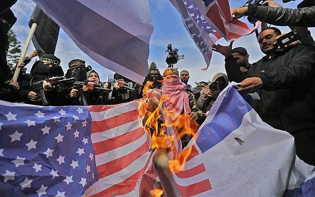 Des partisans du groupe terroriste du Jihad islamique palestinien brûlent des drapeaux américains durant une manifestation à Gaza City contre la décision du président Donald Trump de reconnaître Jérusalem comme capitale d'Israël, le 11 décembre 2017 (Crédit : AFP Photo/Mohammed Abed) Des partisans du groupe terroriste du Jihad islamique palestinien brûlent des drapeaux américains durant une manifestation à Gaza City contre la décision du président Donald Trump de reconnaître Jérusalem comme capitale d'Israël, le 11 décembre 2017 (Crédit : AFP Photo/Mohammed Abed)